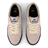Zapatillas urbanas New Balance modelo 417, color beige con detalles en negro y blanco.