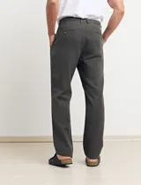 Pantalón de vestir verde oscuro, de corte recto y tiro medio.