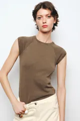 Camiseta color marrón de algodón con cuello redondo y mangas cortas.