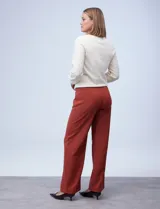 Pantalón negro de pierna ancha, marca Zac & Rachel. Pretina ancha con aplique de botones y bolsillos simulados con tachas.