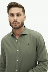Camisa de lino color beige, de manga larga, corte semi slim y logo bordado en el pecho.