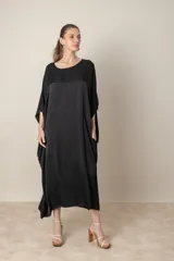 Vestido italiano tipo túnica de satén negro liso, de calce holgado.