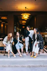 Bailarinas con estampado animal print blanco y negro, con detalles en dorado y cordones de algodón negros con borlas de ante. Incluyen plantilla de piel y plantilla extra de lana intercambiable. Diseño y fabricación 100% española.