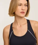 Top deportivo negro de microfibra con espalda estilo nadador y friso contrastante blanco.