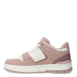 Zapatillas deportivas blancas con cordones y suela plana.
