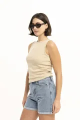 Musculosa color beige de corte ajustado y tejido de punto acanalado con logo bordado en el pecho.