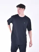 Remera negra de waffle con cuello redondo y corte oversized.