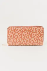 Billetera larga color rosa con estampado animal y cierre dorado.