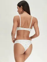 Conjunto de ropa interior femenina de algodón, compuesto por un corpiño con aro y una bombacha tipo bikini. Ambos son de color blanco con estampado floral en tonos celeste y naranja.