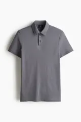 Remera polo gris de piqué liviano de mezcla de algodón, manga corta, cuello clásico y tapeta de botones. Corte ajustado. Confeccionada con tejido funcional COOLMAX®, una fibra exclusiva de poliéster de secado rápido que elimina la humedad y regula la temperatura corporal.