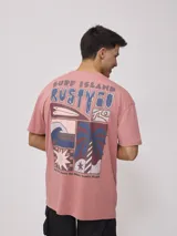 Remera color crudo de algodón con estampa en la espalda con motivos playeros y la frase "Surf Island Rusty Go".