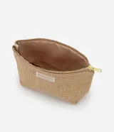 Neceser pequeño en formato trapecio con textura de ráfia, cierre de cremallera y parche con detalle embossed.