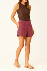 Short de algodón color borgoña con broderie, bolsillos laterales, cintura alta y corte ancho.