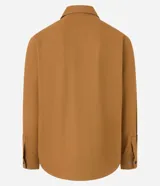 Camisa marrón de manga larga, confeccionada en sarga, con cuello inglés, abotonado delantero, bolsillos en el pecho con solapa y puños abotonados.