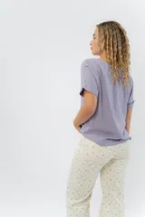 Remera blanca de viscosa liviana, con escote redondo y mangas cortas con vuelta.