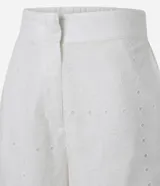 Short blanco de cintura alta confeccionado en laise con bordados calados.