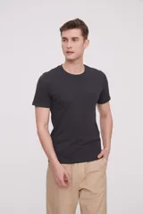 Remera de algodón color verde, con corte recto y bolsillo en el pecho.