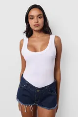 Body blanco al cuerpo de microfibra pesada, con escote cuadrado y espalda baja. Terminaciones en collareta. Para facilitar acceso, broches snap en entrepierna y elástico interno en contorno de tiro para mejor ajuste de la prenda al cuerpo.