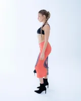 Pollera midi de lycra estampada con un ojo grande en tonos rojos, grises y negros.