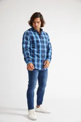 Camisa de hombre a cuadros azules, blancos y negros, de corte slim fit, con mangas largas, cartera abotonada y logo bordado.