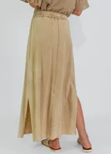 Conjunto color gris topo, compuesto por musculosa con cuello redondo y falda larga con cintura elastizada y cordón ajustable.