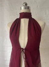 Top halter de color borgoña con detalle de lazo en el frente y espalda descubierta.