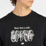Remera de manga corta color negro con cuello redondo. Estampado frontal en blanco con la frase "More than a mile." y un diseño gráfico que simula suelas de zapatillas.