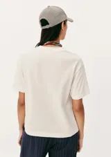 Camiseta manga corta color marrón con bolsillo en el pecho y parche con logo.