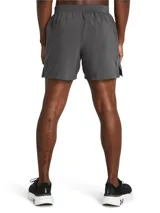 Short de running Under Armour Launch de 5 pulgadas, color bordó con logo reflectivo en el lateral.