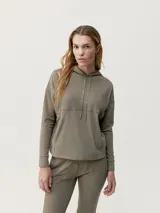 Buzo deportivo color verde oliva con capucha y cordones ajustables. Tejido Peach_T tacto piel de melocotón. Patrón recto con costuras decorativas y bolsillos.