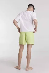 Short de baño rosado con cintura elástica y cordón ajustable.