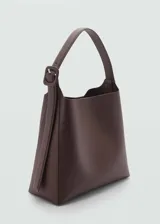 Bolso tipo shopper color borgoña, con asa corta ajustable y asa larga desmontable. Tiene bolsillo interior con cremallera, cierre de imán y hebilla decorativa.