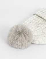 Gorro de lana tejido color negro con pompón de piel sintética en la parte superior y borde acanalado.