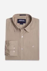 Camisa de hombre de manga larga color beige, con look lino, cartera abotonada y logo bordado.