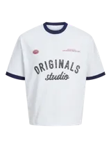 Remera blanca de manga corta y cuello redondo, con fit oversize y largo cropped. Tiene ribetes azul marino en el cuello y las mangas. Estampado frontal con la palabra "ORIGINALS" en negro y "studio" en cursiva, junto a detalles en rojo como "1990" y "COPENHAGEN CREATIVE DEPT.".