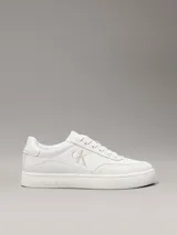 Zapatillas urbanas Calvin Klein Jeans color blanco, de cuero liso con apliques de gamuza en la puntera y logo CK en el lateral.