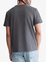 Remera gris de manga corta y cuello redondo, con logo CK bordado en el pecho.
