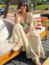 Pantalón palazzo de algodón color beige con estampado geométrico en marrón en el ruedo.