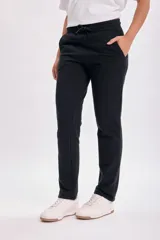 Pantalón de jogging negro de corte recto, con cintura elástica ajustable con cordón y bolsillos laterales.