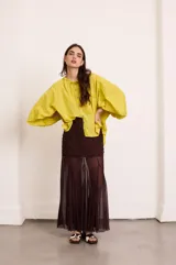 Falda larga marrón con base de tela plisada y largo godet. Confeccionada en gasa y microtul.