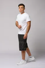 Bermuda de jean negro con corte holgado y múltiples bolsillos tipo cargo.