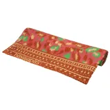 Pareo rectangular de tela fina color rosa con estampado de manchas difuminadas en tonos marrón, verde y amarillo. Tiene bordes con diseño geométrico y logo de la marca.