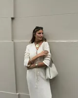 Brazalete rígido plateado con textura irregular.