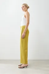Pantalón de lyocell color verde pistacho, de corte ancho y tiro alto.