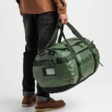 Bolso de viaje Roark Keg 80L Duffle color verde con detalles en negro. Se puede usar como mochila o como bolso de mano.