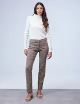 Pantalón de gabardina elastizada color marrón claro, marca Zac & Rachel, corte slim, con pretina con pasadores, botón y cierre. Delantera con tres bolsillos y trasera con bolsillos ojal.