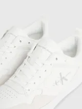 Zapatillas urbanas Calvin Klein Jeans, color blanco con logo plateado en el lateral.