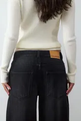 Pantalón jean negro de tiro medio, corte recto y estilo skater.