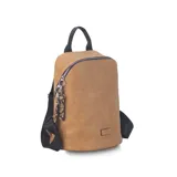 Mochila negra de símil cuero, con cierre principal y bolsillo interno con cierre. Tiene asa de mano, correas regulables y bolsillo oculto en la espalda.