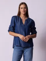 Blusa de lyocell azul, marca Alex & Parker, con cuello a la base y escote en V. Manga ¾ con terminación fruncida.